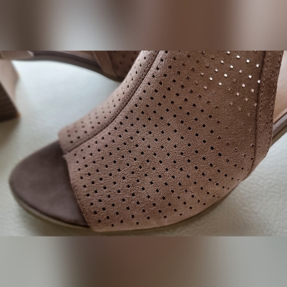 Franco Sarto Harlet 2 Suede Perforated Block Peep Toe Sandals Wms 8M - Picture 7 of 11